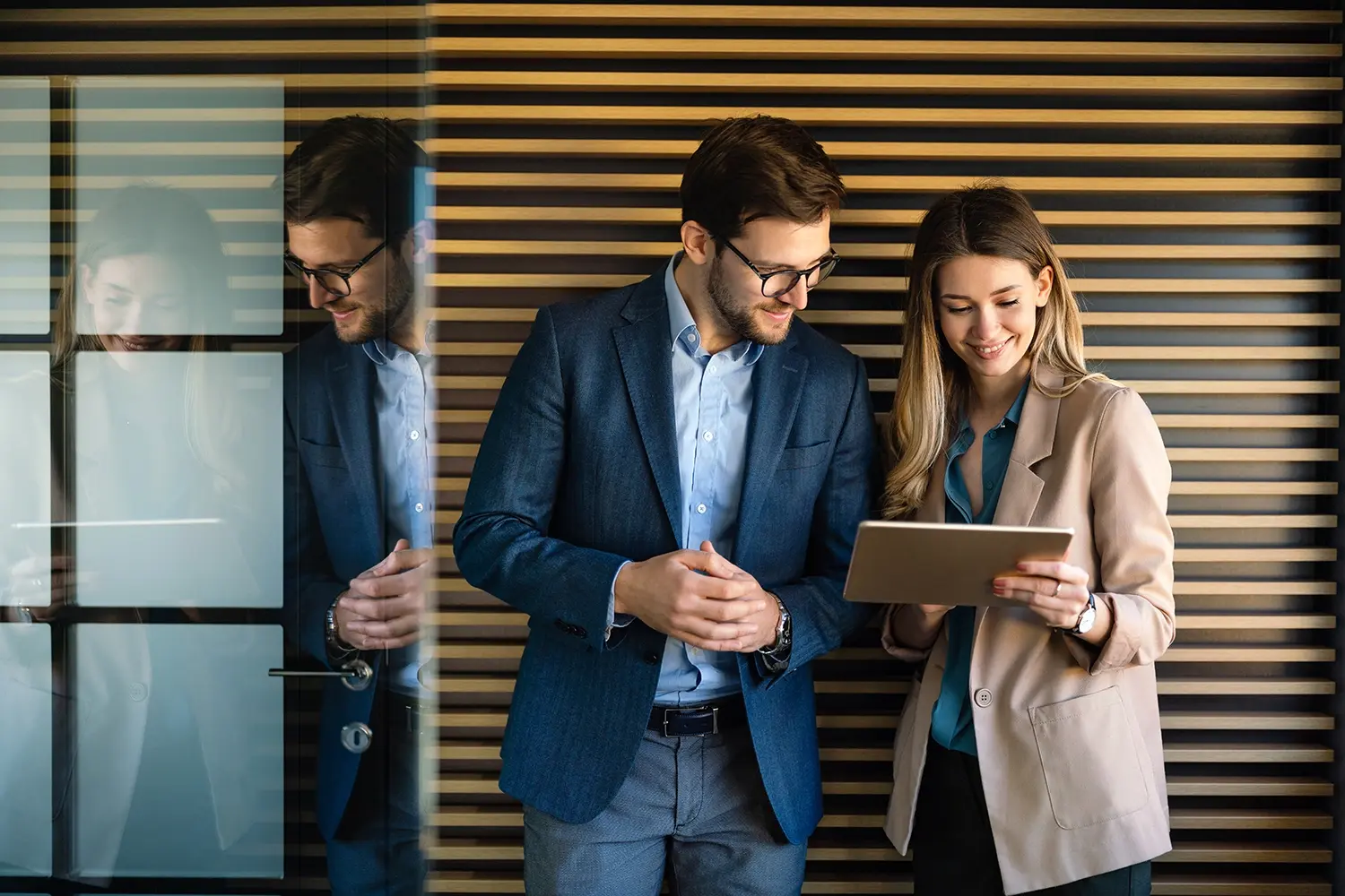 Personen im Gespräch mit Tablet